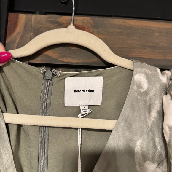 REFORMATION NWT Vida Satin Dress in Vendela 4 - Picture 5 of 8